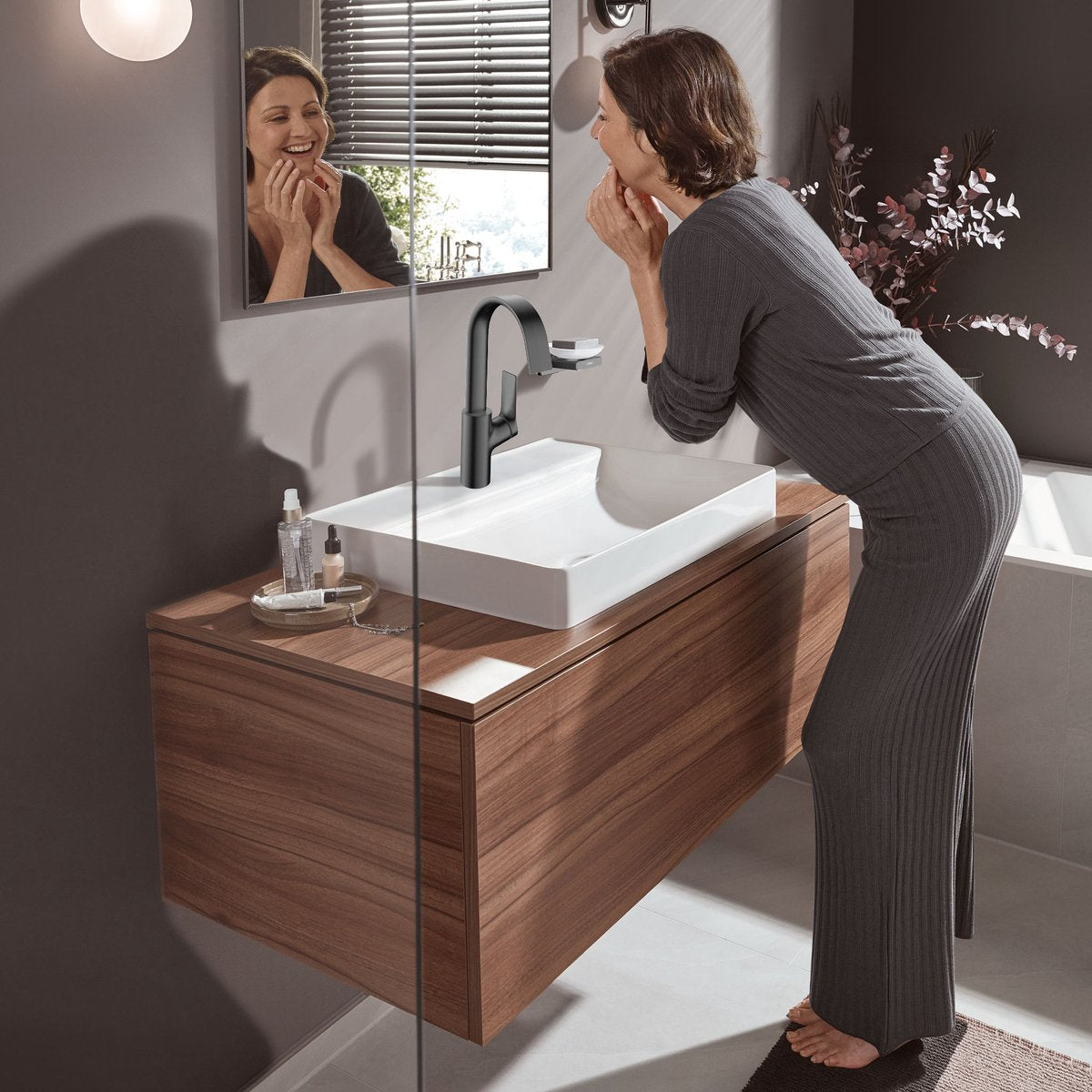Hansgrohe Vivinis Einhebel-Waschtischmischer 210 mit schwenkbarem Auslauf und ausziehbarem Ablaufgarnitur Schwarzchrom gebürstet