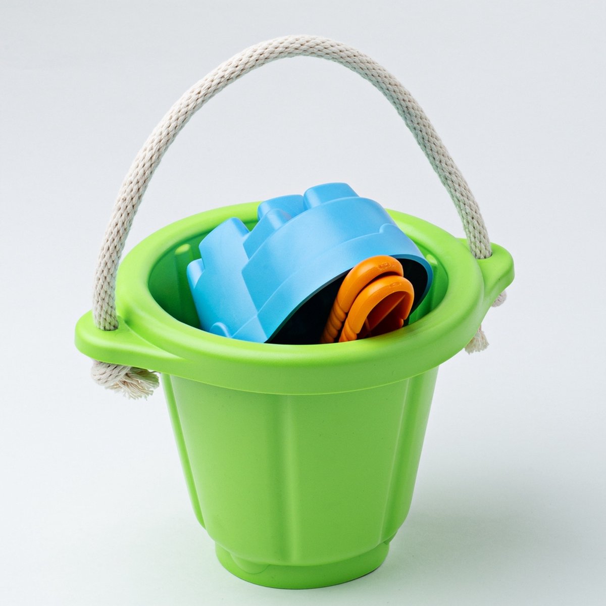 Grünes Spielzeugset mit Eimer, Rechen und Schaufel – grün