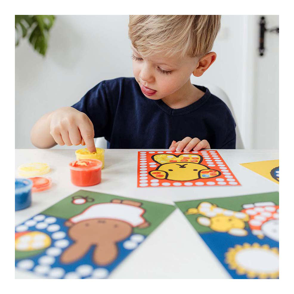 Kreative Bastelgruppe kreativ mit Fingerfarbe Miffy