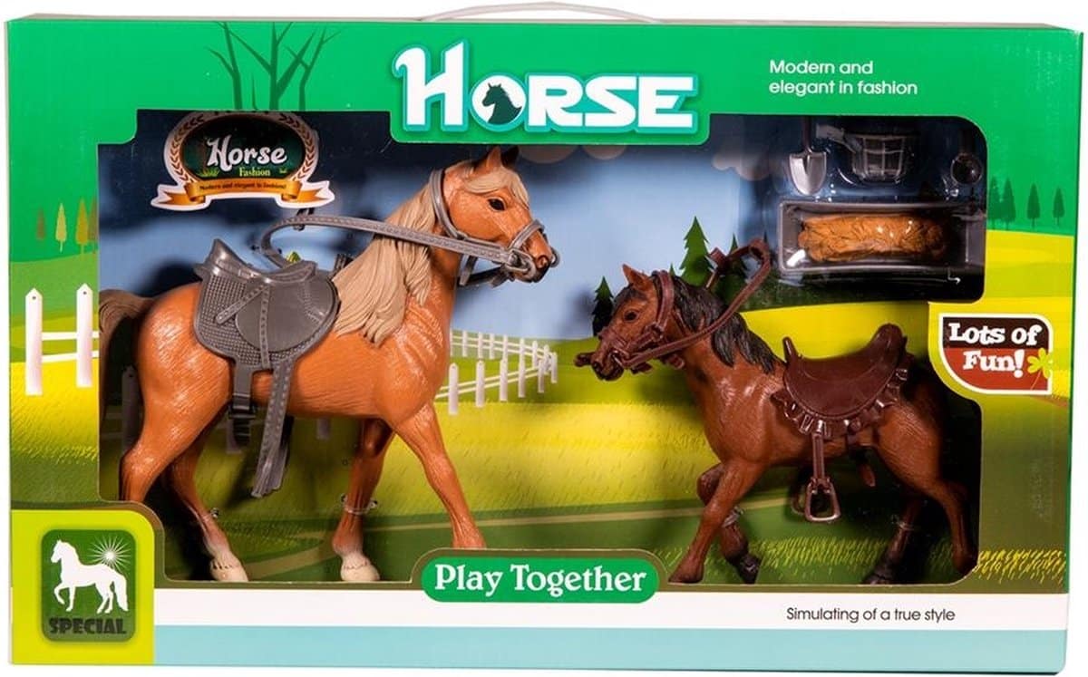 Pferd mit Fohlen und diversem Zubehör