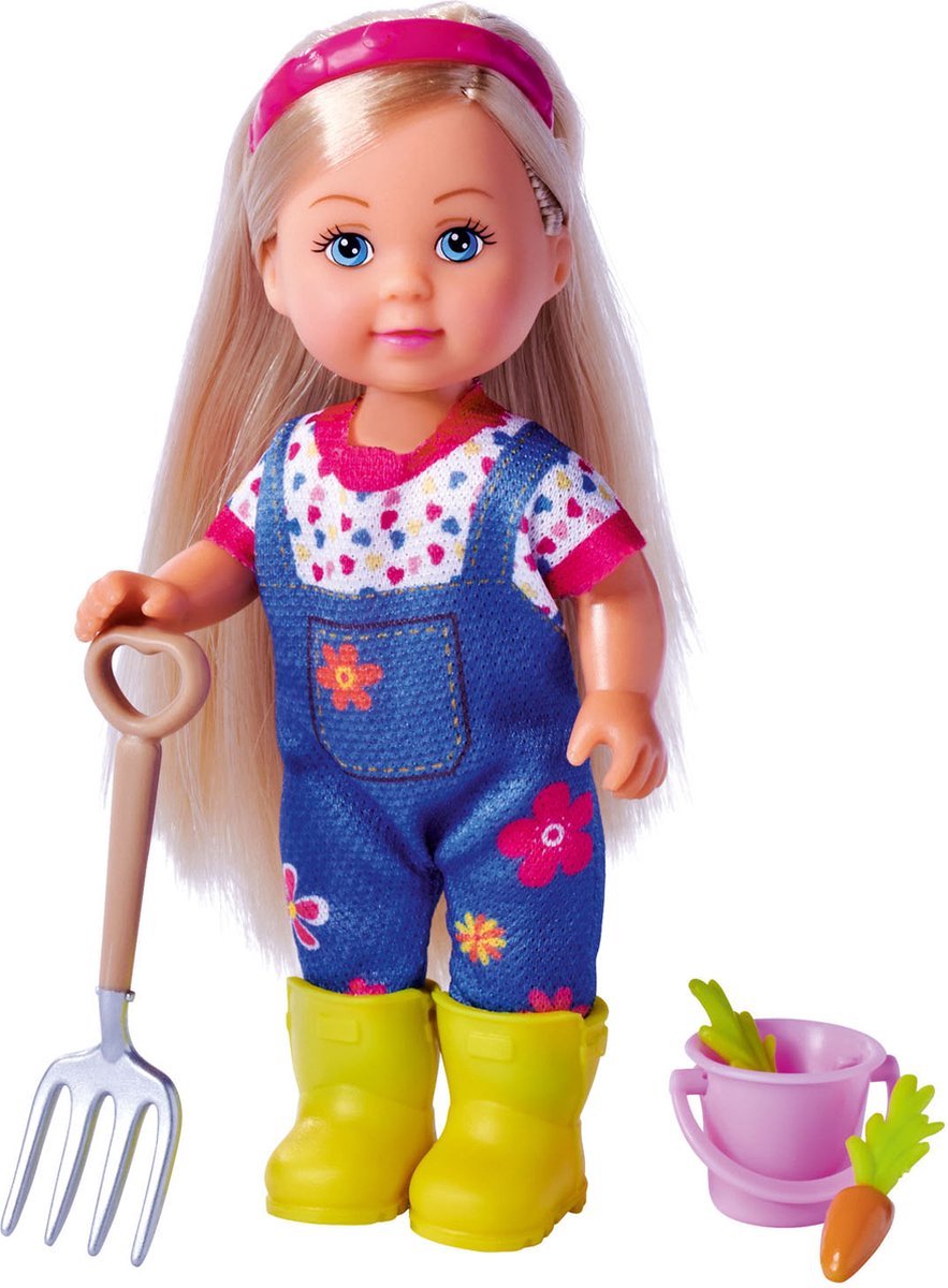 Simba Evi Love Farmer (2013900) – Puppe – Bauer mit Schaufel, Heugabel, Eimer und Karotten