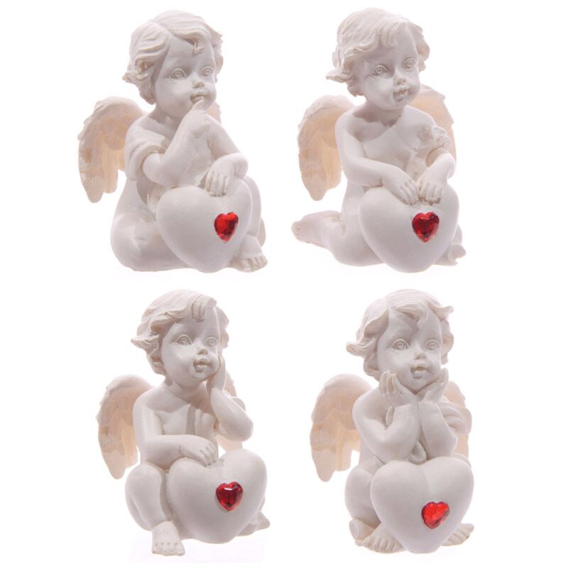 Weißer Cherub sitzt mit rotem Herz-Edelstein