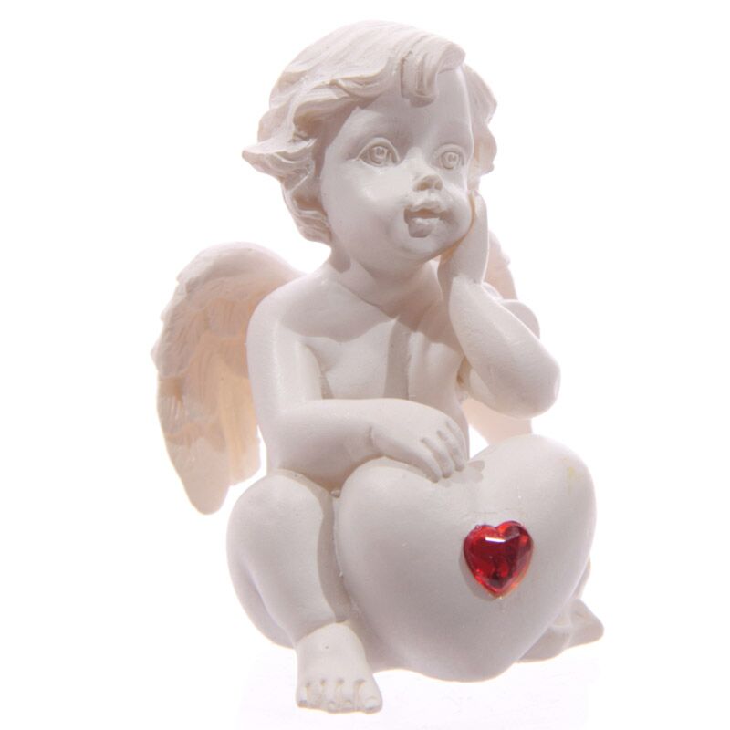 Weißer Cherub sitzt mit rotem Herz-Edelstein
