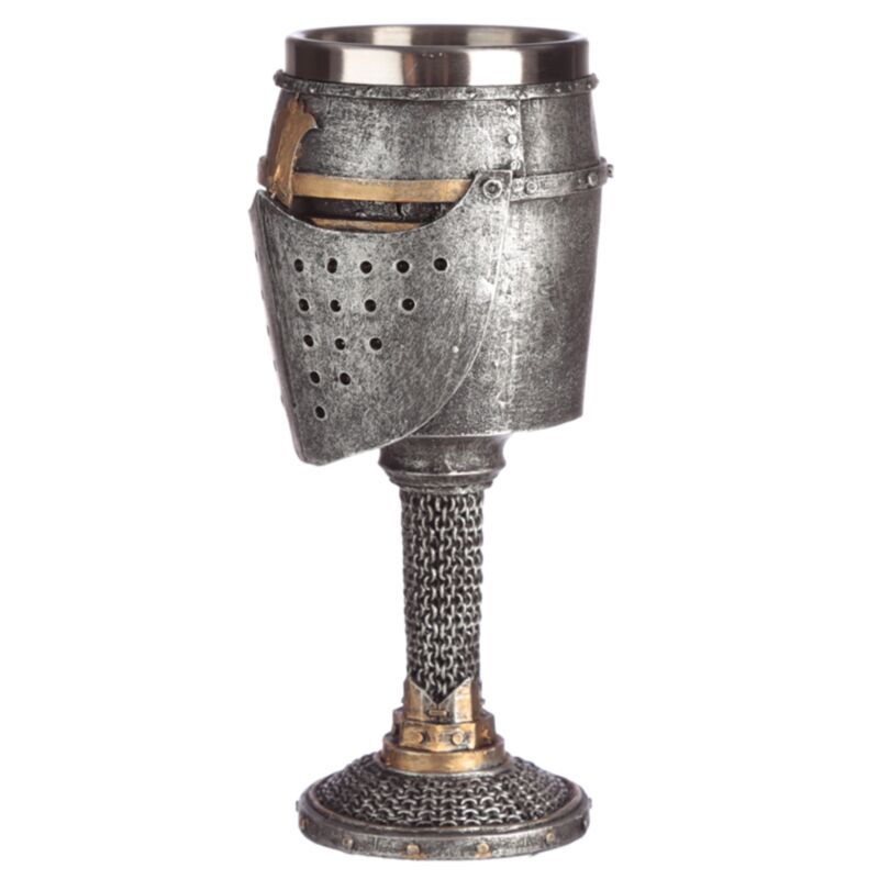 Mittelalterlicher Ritterhelm, Kettenhemd, dekorativer Kelch