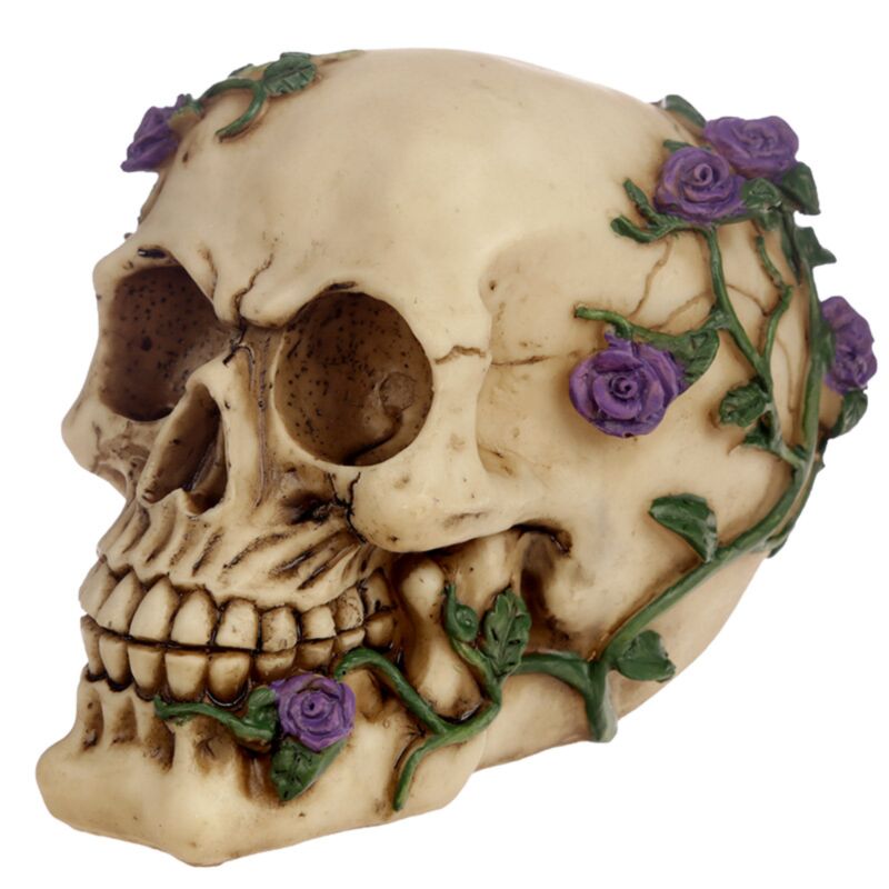 Totenkopfknochen mit lila Rosen als Wohnaccessoire