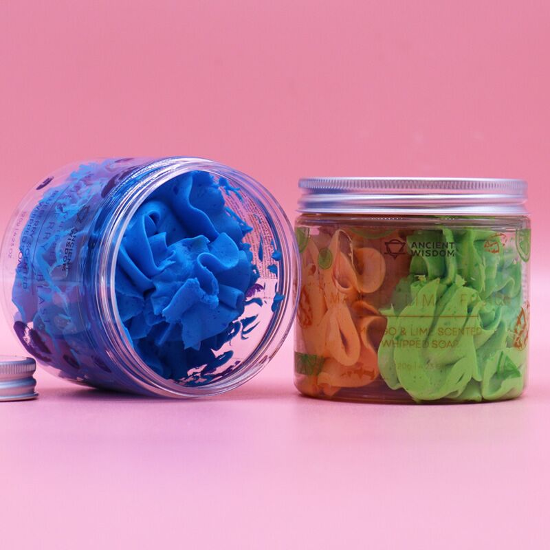 Blaubeerglas mit schaumiger Seifen-Körperwäsche