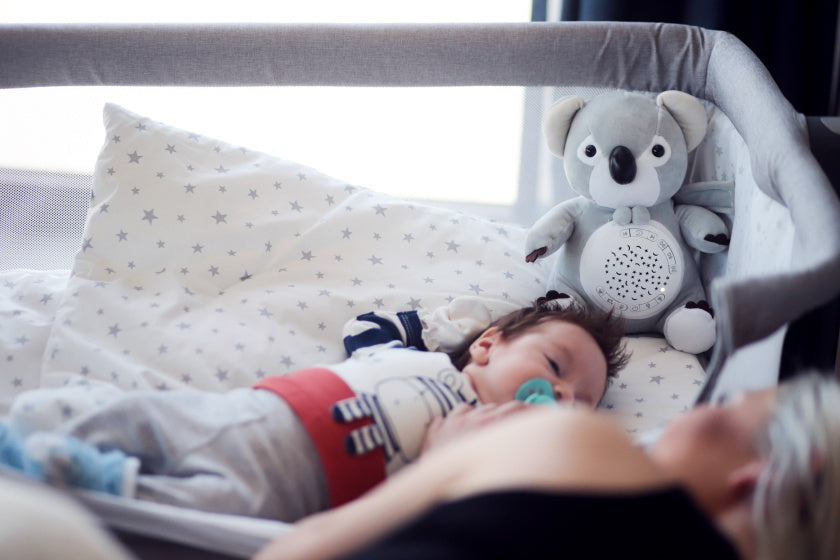 Chipolino Plüsch Babyprojektor kuschelige Giraffe mit Musiklicht