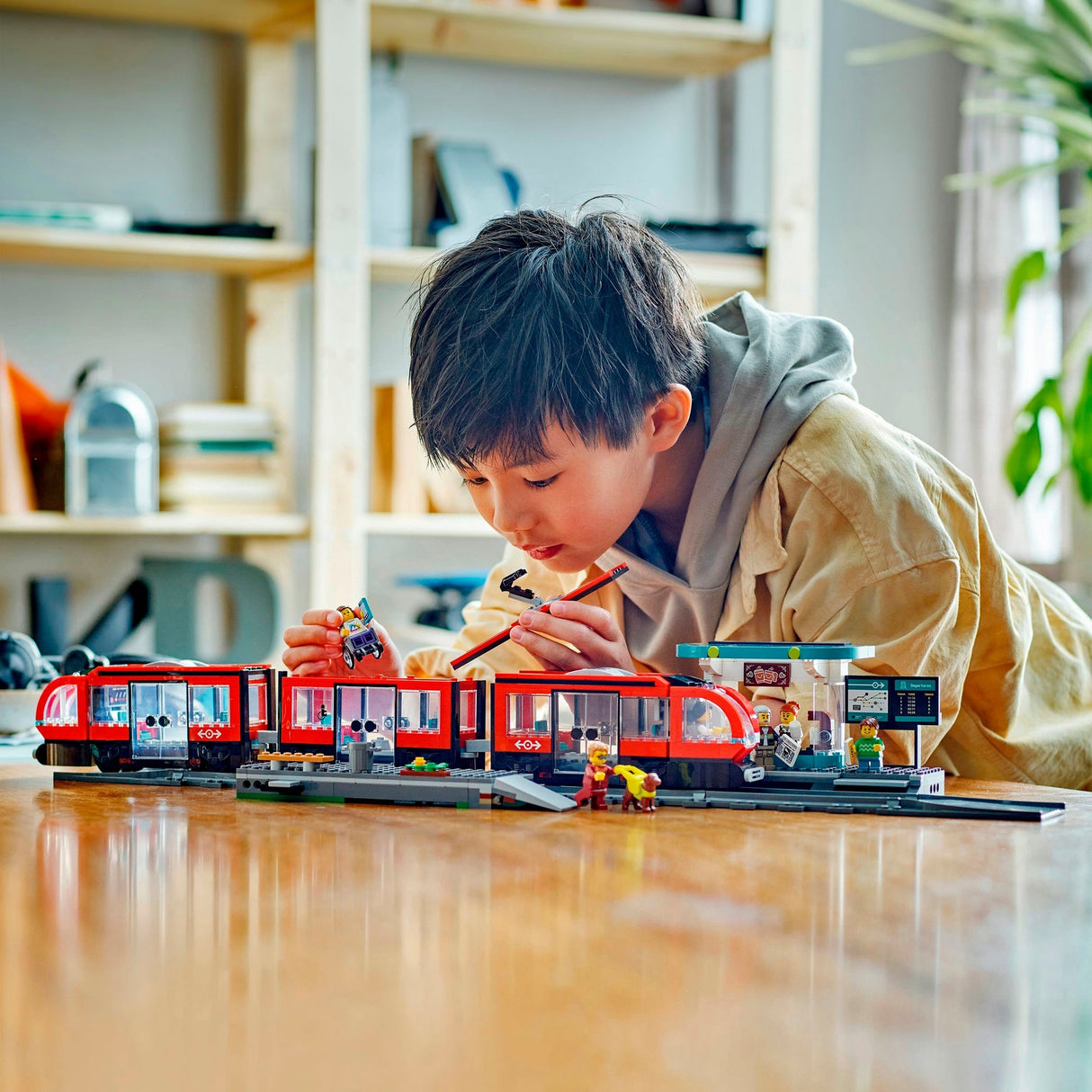 Lego City 60423 Straßenbahn und Bahnhof