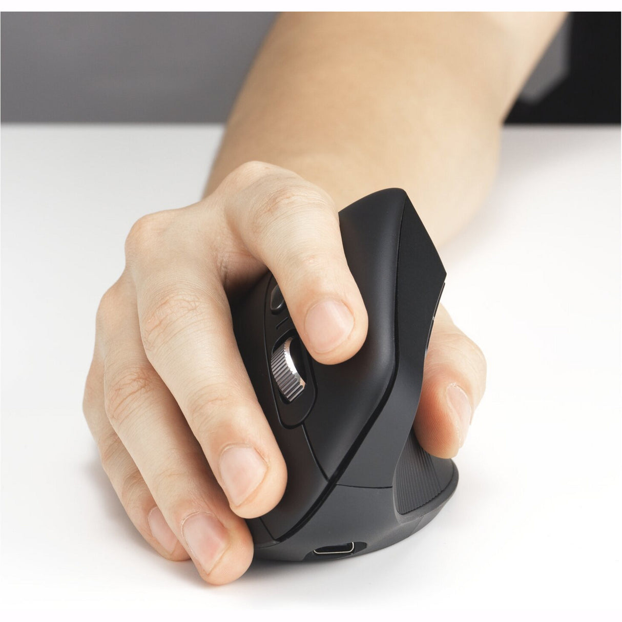 Kensington Pro Fit Ergo My630 EQ wiederaufladbare Maus (schwarz, 1000–2400 dpi, Bluetooth, 2,4 GHz)