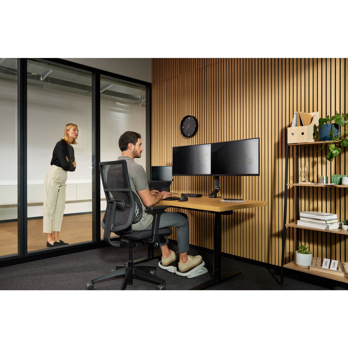 Kensington Pro Fit Ergo My630 EQ wiederaufladbare Maus (schwarz, 1000–2400 dpi, Bluetooth, 2,4 GHz)