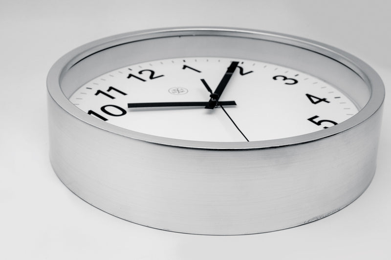 Nextime nexttime nx-7307zi-v2 wanduhr nxt diam. 25,5cm Kunststoff silber, weißes Zifferblatt, #039;robust #039; stille Uhr