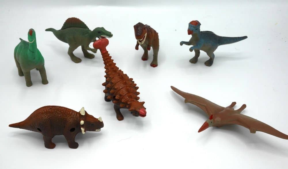 8 Dinosaurier, 7 auf dem Foto + zusätzlicher Bonus-Dinosaurier.