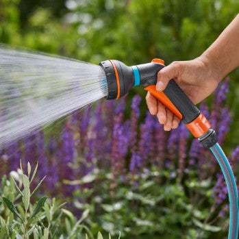 Gardena Classic Multispray Starterset inkl. Wasserstopp-Spritzpistole (18373-20 | Sprühgerät | Wasserstopp | Hahnstück | Schlauchanschluss)