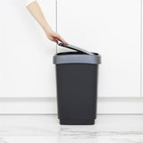 Rotho Twist Mülleimer mit Schwingdeckel 25l – Schwarz Silber – BPA-frei – inkl. 6 Aufkleber für verschiedene Abfallströme