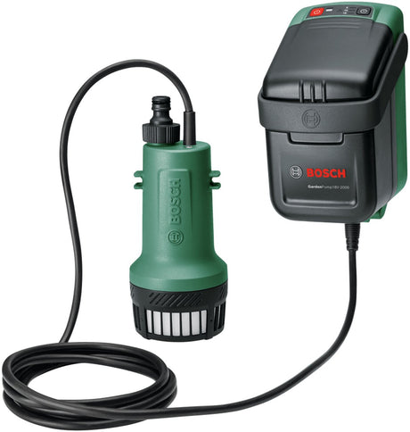 Bosch Gartenpumpe 18V-2000 – Akku-Regenwasserpumpe – inklusive 2,5 m Anschlussschlauch und Stromkabel mit Universalanschlüssen, Hakenmontagehalterung, Wandmontagehalterung und 3 Schrauben