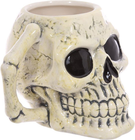 Alter Keramikbecher in Totenkopfform
