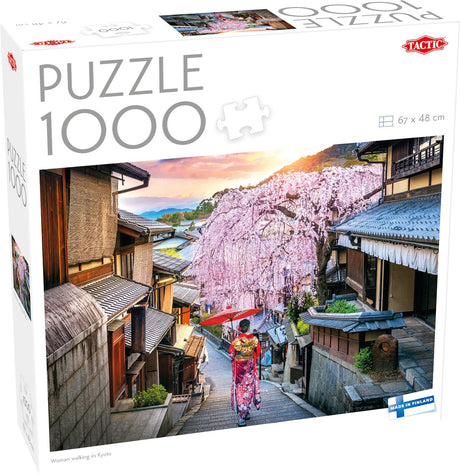 Taktische Frau spaziert durch Kyoto – Puzzle – 1000 Teile – traditionelle japanische Straße – stimmungsvolle Sakura-Blüte – hohe skandinavische Qualität