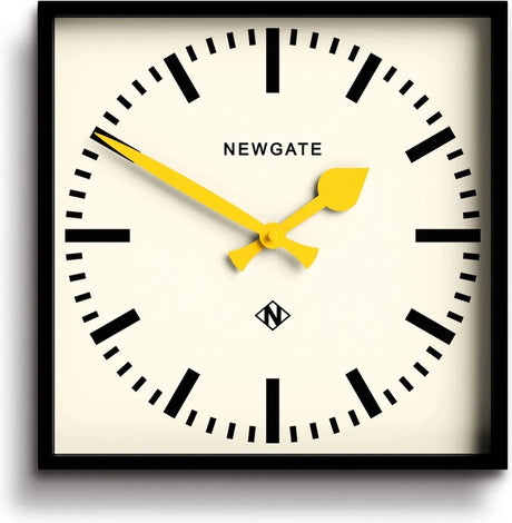 Newgate Nummer fünf Wanduhr gelb 33cm