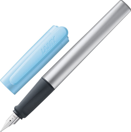 Füllfederhalter Lamy Nexx Azure – mit rutschfestem Griff, polierte Stahlfeder für Linkshänder (links) in der Schreibbreite m – dreieckiges Aluminiumgehäuse – inklusive Tintenpatrone T 10 blau
