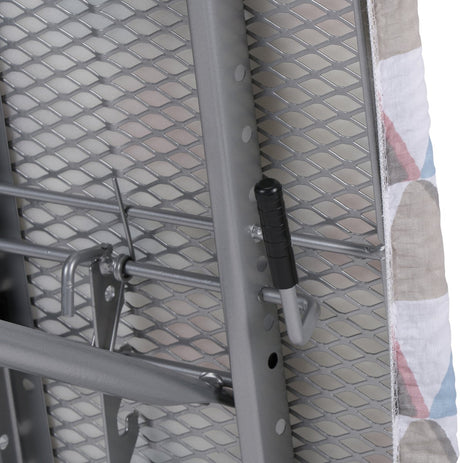 Alpina Bügelbrett 119 x 83 cm – inklusive Bügelbrettbezug – höhenverstellbar 68–83 cm – mit rutschfesten Füßen – für verschiedene Bügeleisen geeignet – Bügelbrettbezug in zufälliger Farbgestaltung
