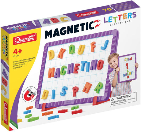 Lernspielzeug mit Magnettafel von Quercetti mit mehrfarbigen Magnetbuchstaben.