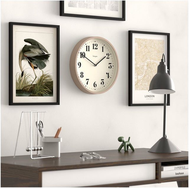 Newgate Nummer vier Theaterwanduhr – grau