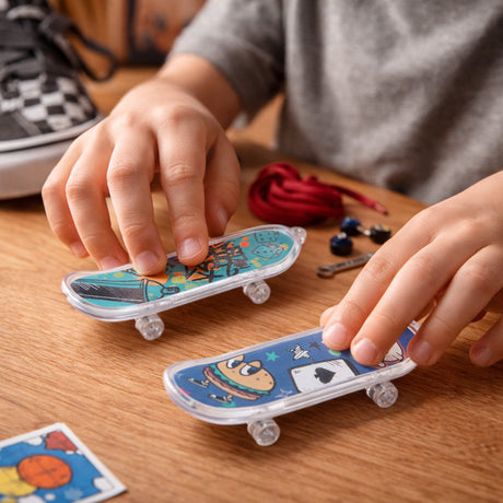 Eddy Toys Finger-Skateboard – Mini-Skateboard mit coolen bunten Aufdrucken – fördert die Fingerfertigkeit – schönes Geschenk oder Gadget – Kunststoff – 10,5 x 3 cm – schwarz dunkelblau