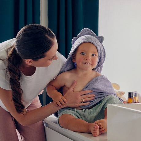Lionelo Musselin-Babyhandtuch mit Kapuze – weiches Babyhandtuch mit Kapuze aus 100 % Baumwoll-Musselin – weicher Badeumhang mit Kapuze – atmungsaktiv, hypoallergen, reizfrei – hervorragende Saugfähigkeit – für Neugeborene, ältere Kinder – 75 x 75 cm