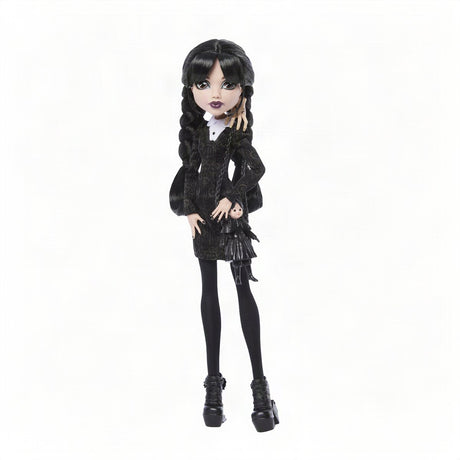 Monster high x wednesday verzamelpop - wednesday addams in zwarte jurk met thing als accessoire
