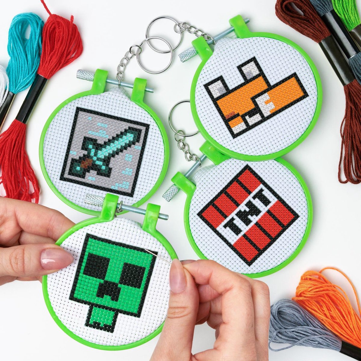 Paladone Minecraft-Kreuzstich-Charm-Set (4er-Pack) – Offiziell lizenziertes DIY-Bastelset mit Creeper, TNT, Fuchsschwert –