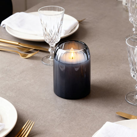 Arti casa LED-Kerze im Glas – Größe ø7,5 x 10 cm – Farbe Grau – bewegliche Flamme – realistische und sichere Alternative zu echten Kerzen – funktioniert mit 2XAA-Batterien – stimmungsvolle Beleuchtung