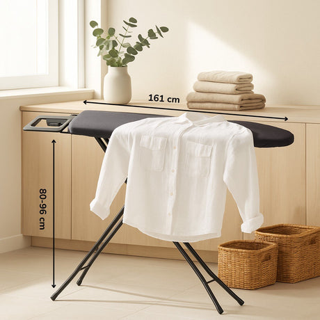 Alpina Bügeltisch XL 161 x 96 cm – inklusive Bügeltischbezug – höhenverstellbar 80–96 cm – mit rutschfesten Füßen – für verschiedene Bügeleisen geeignet – Bügeltischbezug in zufälliger Farbgestaltung