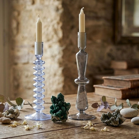 Arti Casa Kerzenständer Spirale – aus Glas – modernes Design – ideal für Tafelkerzen – attraktiver dekorativer Akzent für Wohnzimmer oder Tisch – Größe ø8,5 x 26,5 cm – Farbe Hellblau