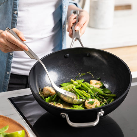 Kitchenaid classic stainless steel wokpan 30cm - 5l - pfas-vrije antikleeflaag - wokpan inductie - keramische pan - ovenbestendig tot 160°c - koudgrepen - met glazen deksel - zilver