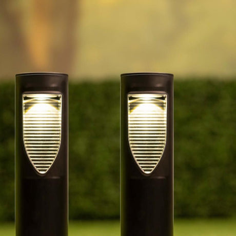 Grundig Solar-Gartenbeleuchtung – Gartenlampe mit Erdspieß – Außenbeleuchtung – warmweißes LED-Licht – IP44 spritzwassergeschützt – Brenndauer 6–8 Stunden – Schwarz