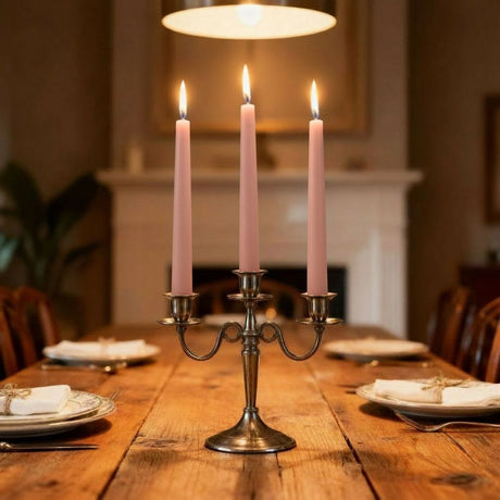 Arti Casa Ribble-Dinnerkerze – Set mit 3 Kerzen – rosa – geripptes Design – geruchlos – 25 cm hoch – aus Wachs – attraktive Tischdekoration für Abendessen und Innenbereich