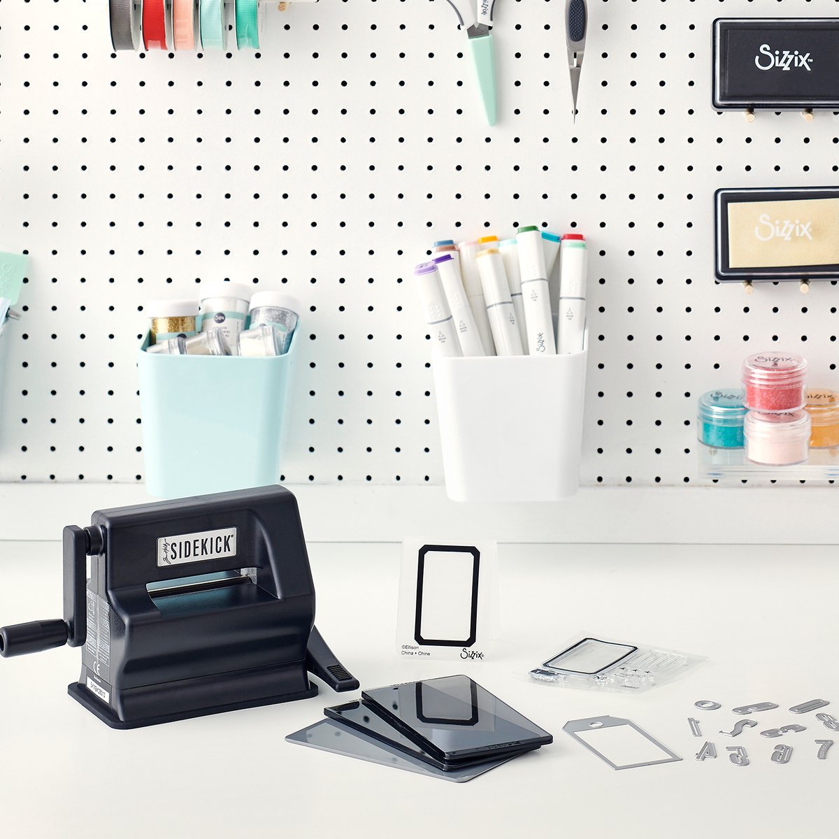 Sizzix • Tim Holtz Sidekick Starter Kit (Schwarz) mit Tim Holtz-Designs