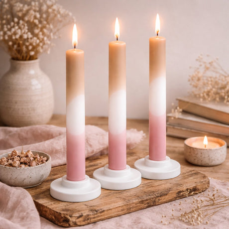 Arti Casa Dip-Dye-Abendkerze – Set mit 3 Kerzen – geruchlos – einzigartiges Dip-Dye-Design – lange Brenndauer – Höhe 25 cm – rosa-weißer Farbverlauf – trendige Tischdekoration