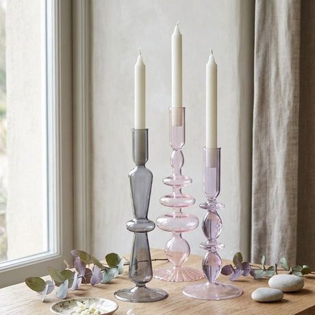 Arti casa Kerzenständer lang mit Kugeln und Ovalen – aus Glas – einzigartiges Design mit verspieltem Muster – geeignet für verschiedene Kerzen – attraktive Wohndekoration – Größe ø9x24 cm – Farbe Rosa