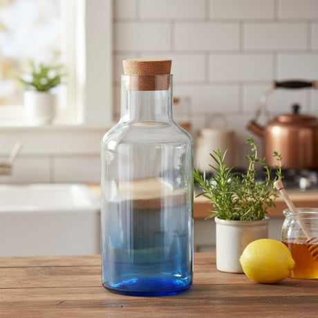Alpina Glaswasserflasche mit Raucheffekt und Korkdeckel – Fassungsvermögen 1,2 Liter – trendiges Design – geeignet für Wasser, Saft oder Limonade – Maße ø9,4 x H27 cm – Farbe Dunkelblau