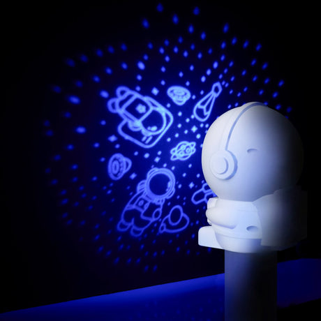 Grundig Sternenprojektor Astronaut – Nachtlampe für Kinder – bunte Sternenprojektion an Wand und Decke – funktioniert mit USB-C oder Batterien – 3xaaa oder USB-C – Größe 14 x 9,9 x 11 cm – Farbe Weiß