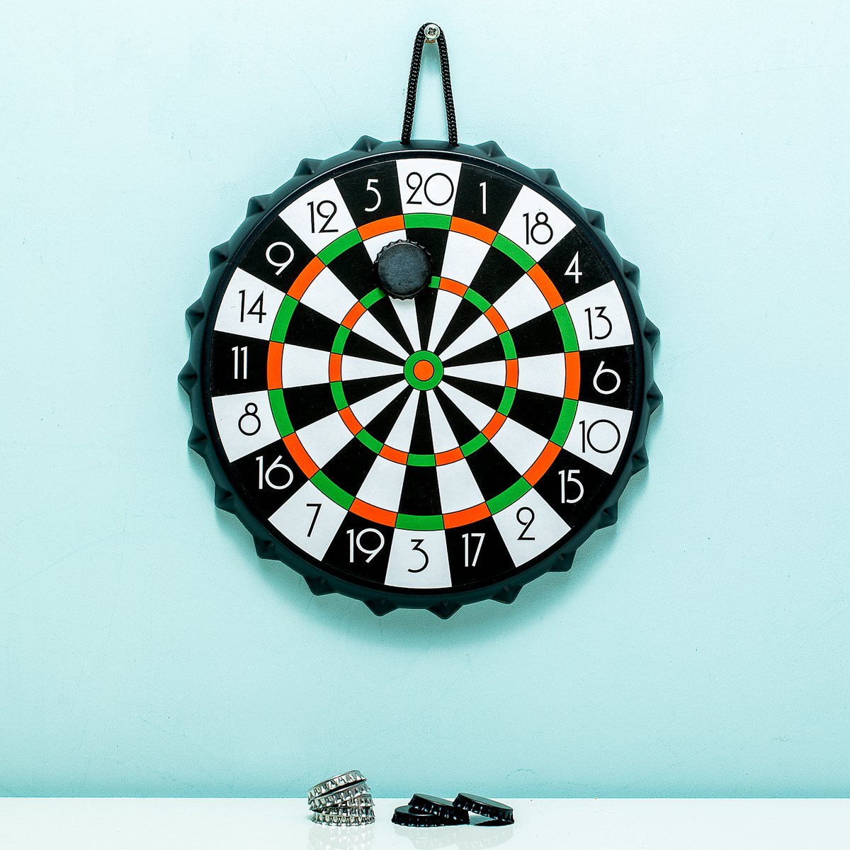 Markenlose Dartscheibe mit Bierdeckeln ohne Marke