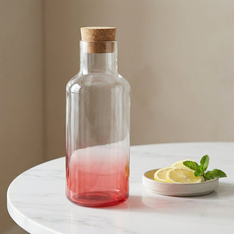 Alpina Glasflasche mit Raucheffekt – Fassungsvermögen 1,2 Liter – Korkdeckel – ideal zum Aufbewahren oder Servieren verschiedener Getränke – Maße ø9,4 x H27 cm – Farbe hellrot