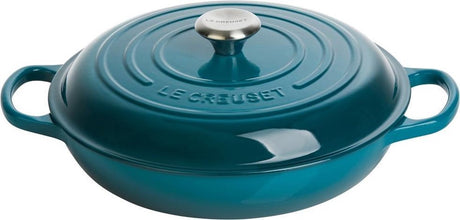 Le Creuset Kasserolle Signature Campagnard Deep Teal – ø 30 cm 3,5 Liter – Gusseisenpfanne mit Deckel – dunkelblaue Emaille – breite Form für größere Zubereitungen – geeignet für Induktion, Backofen, Grill und mehr