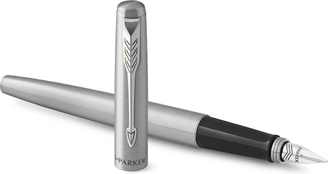 Parker Jotter Füllfederhalter | Edelstahl mit Chromoberfläche | mittlere Feder | blaue Tinte | Geschenkverpackung