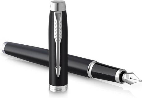 Parker im Füllfederhalter | mattschwarz mit Chromdetails | feine Spitze mit blauer Tintenpatrone | Geschenkbox