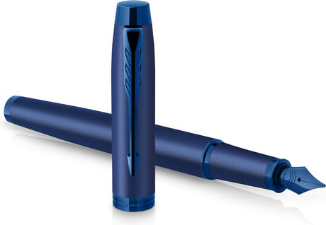 Parker im monochromen Füllfederhalter | blaue Tinte | blaue Oberfläche und Details | feiner Punkt | Geschenkverpackung