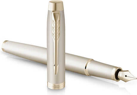 Parker im monochromen Füllfederhalter | blaue Tinte | champagnerfarbenes Finish und Details | feiner Punkt | mit Geschenkbox