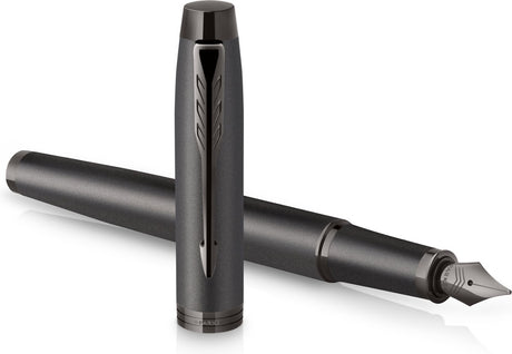 Parker im monochromen Füllfederhalter | blaue Tinte | Gunmetal-Finish und Details | feiner Punkt | Geschenkverpackung