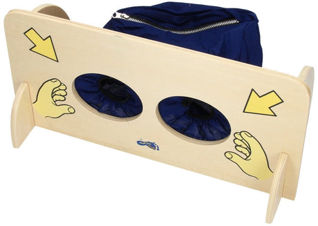 Kleiner Fuß – taktile Wand aus Holz